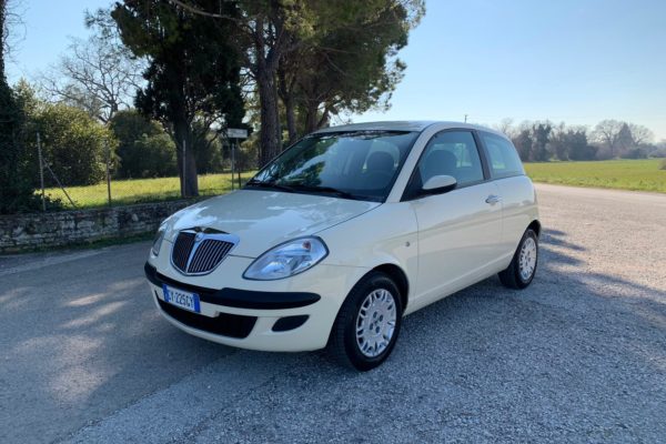 lancia ypsilon davanti