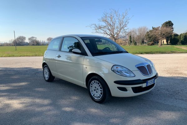 lancia ypsilon davanti beige