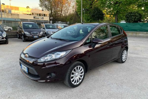 ford fiesta colore vinaccio