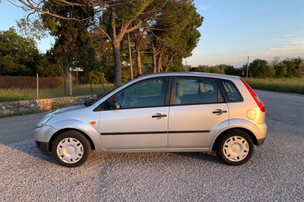 ford fiesta quinta serie laterale