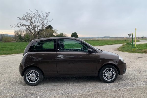 lancia ypsilon laterale