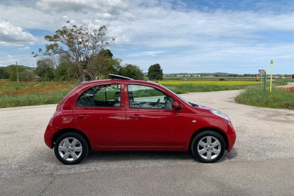 nissan micra rosso ferrari