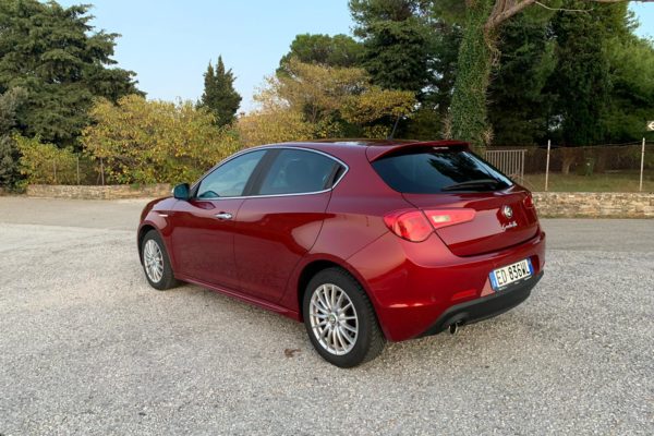 alfa romeo giulietta rossa