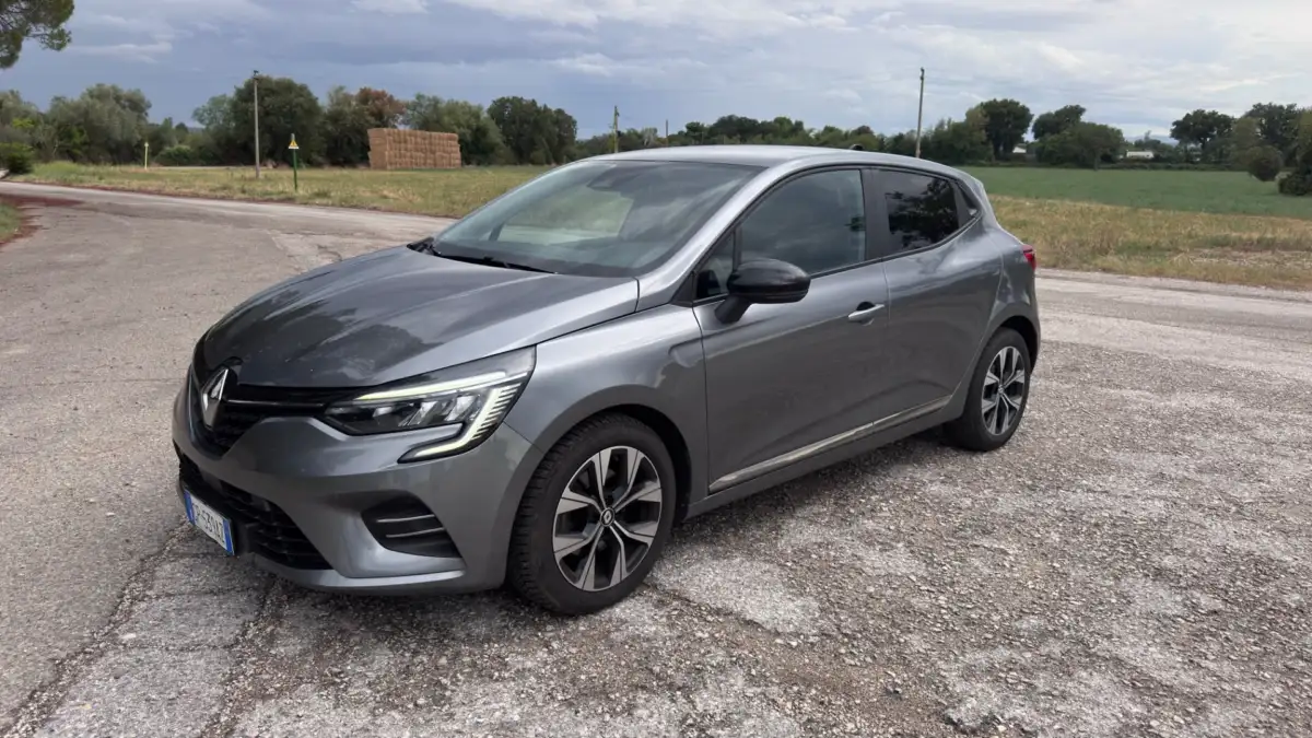 Renault Clio Blue dCi 100 CV 5 porte Evolution — foto 1 di 19